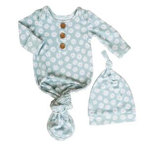 Caden Lane Soft Green Daisy Newborn Knot Gown, Hat & Bow. 0-3M/Fits 7-14lbs